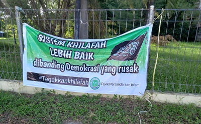 FPI Kota Makassar Bantah Telah Pasang Spanduk yang Membenturkan Khilafah dan Demokrasi