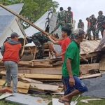 TNI Bantu Warga di Dua Desa yang Terdampak Angin Puting Beliung di Kabupaten Wajo