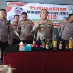 Kapolrestabes Makassar Musnahkan Ratusan Liter Ballo dan Ratusan Botol Miras